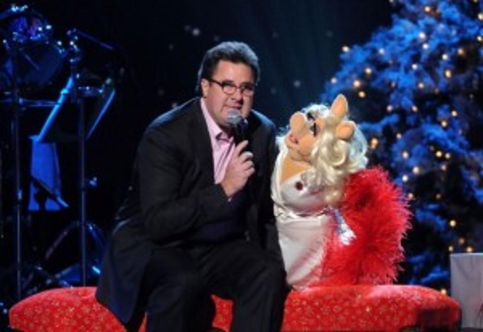CMA Country Christmas &#8211; Vince Gill And Miss Piggy Kiss and Sing [Video]