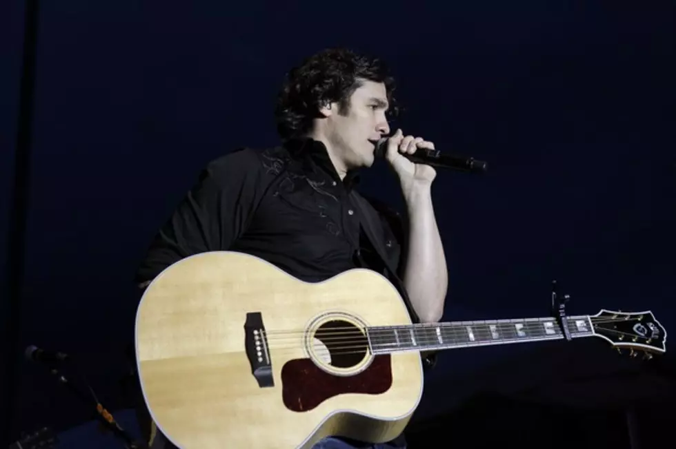Joe Nichols Entertains Rain-Soaked Crowd at Taste Of Country 2012 [PICTURES]