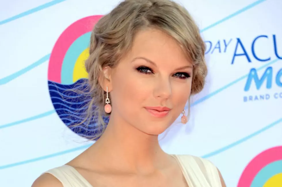 Taylor Swift Gives Awesome Gifts To Fans She&#8217;s Stalked Out [PICTURES]