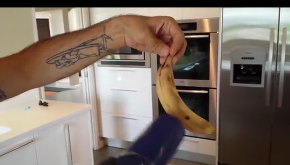 He Starts Blow Drying a Banana + When He Peeled It I Was Just in Shock [VIDEO]