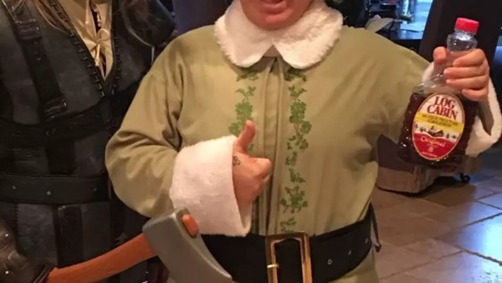 Kelly Clarkson Dresses As Buddy The Elf for Halloween And It’s The Best [PIC]