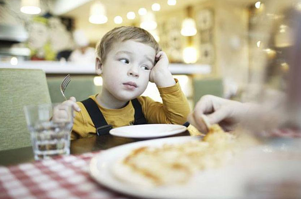 What Would You Do Here? Watch This Kid Cry in A Restaurant [VIDEO]