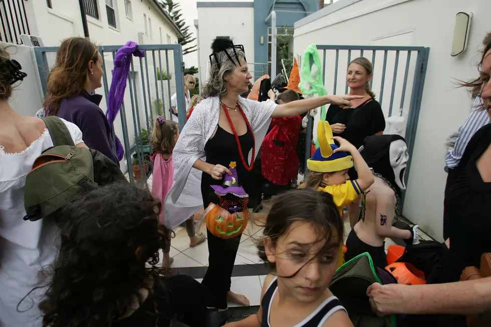 5 Things EVERY Parent Says While Trick Or Treating [LIST]