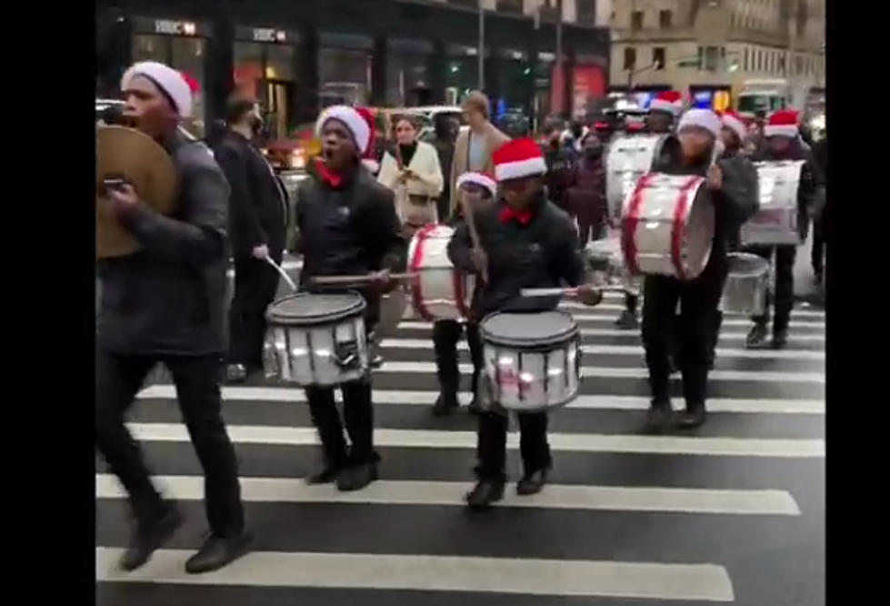 The Most Incredible NYC Santa Con Performance [WATCH]
