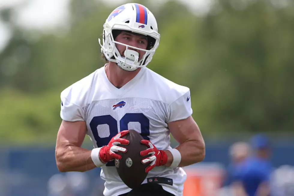 Josh Allen Writes on the Back of Dawson Knox’s Neck at Practice