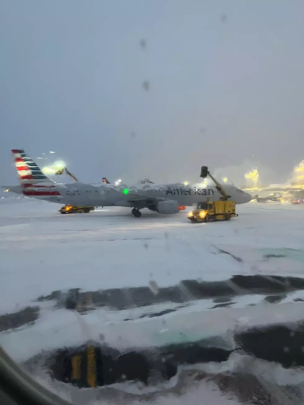 De-icing Planes In Massive Snowstorm In Buffalo, New York