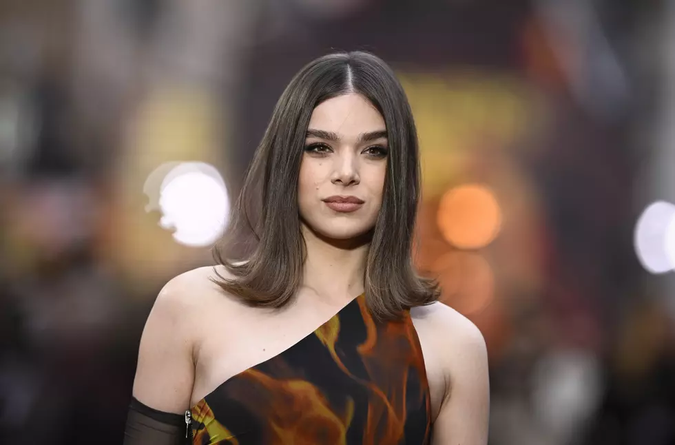 Buffalo Bills Fan Getting Ripped Apart For Taking This Picture of Josh Allen + Hailee Steinfeld