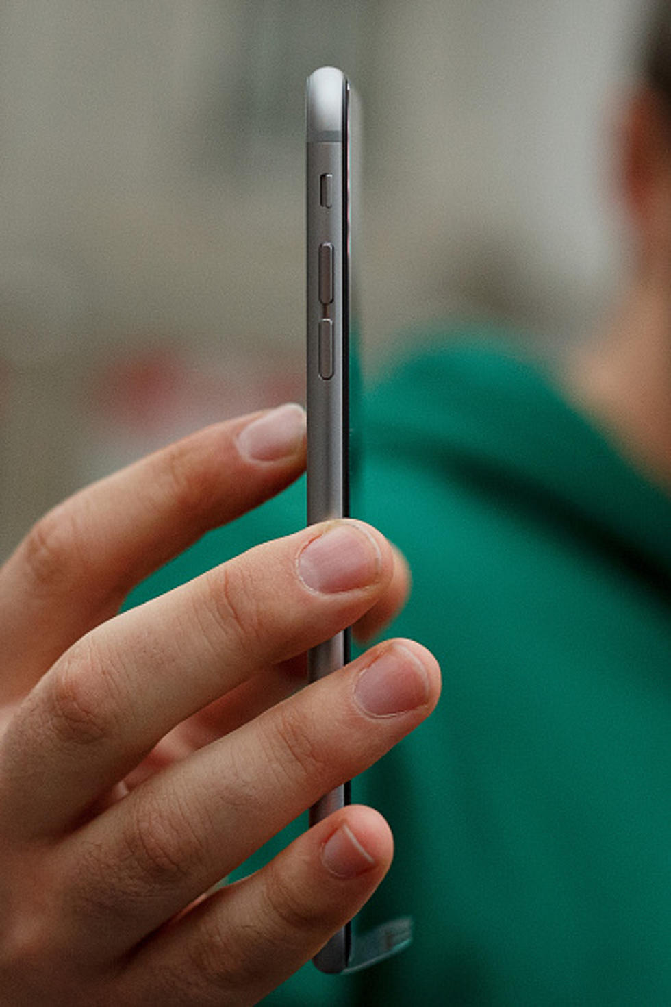 iPhone 6 Is Reported Pulling Out Hair (Really?)