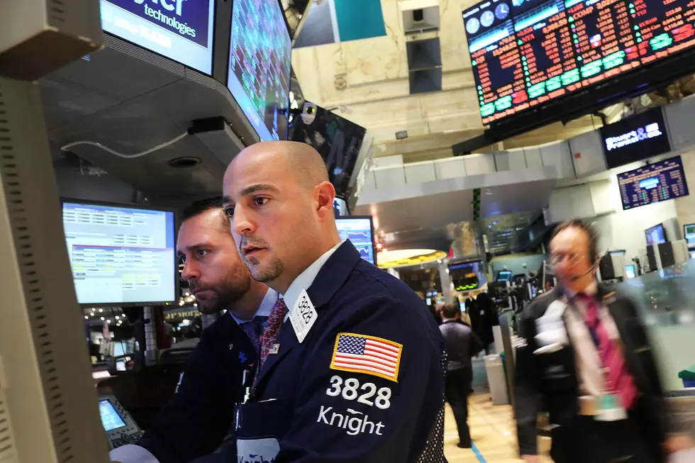 Stocks Move In A Tight Range On Wall Street