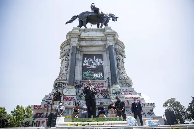 Lee Descendant Urges Official Removal of Confederate Statues