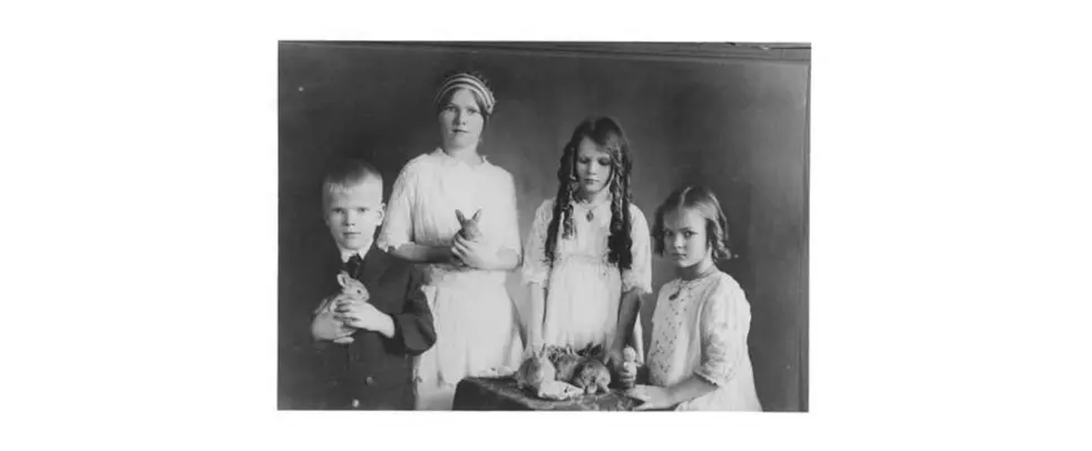 Rare Photo of Wyoming Warden’s Children, Presumably on Easter in the Early 1900’s