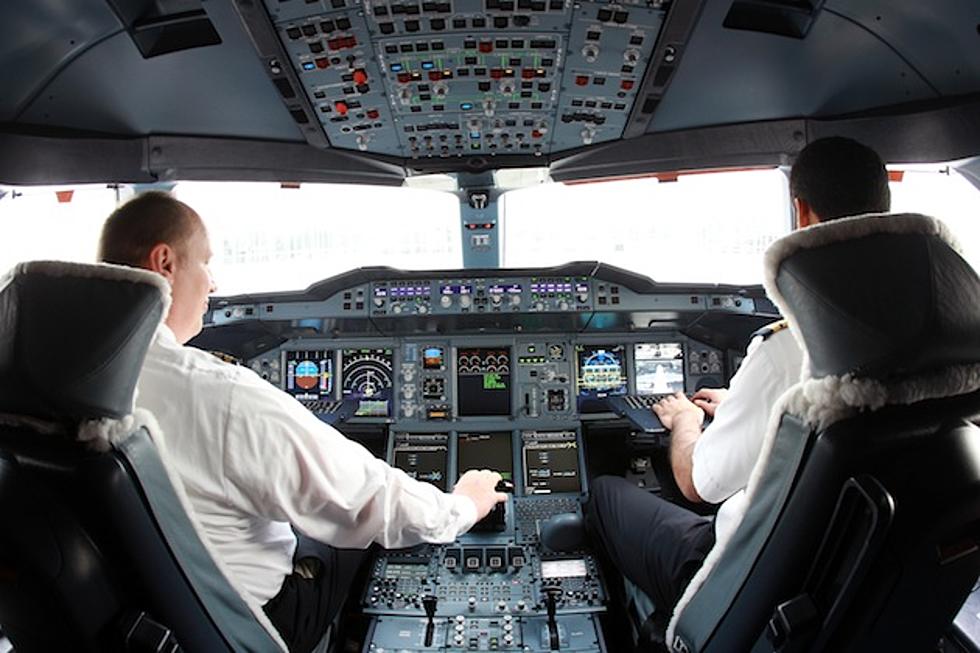 12 Signs Your Airline Pilot Is Unqualified to Fly