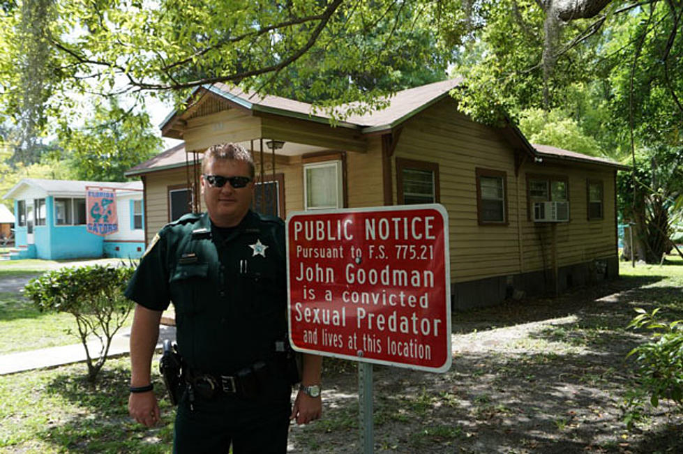 Florida Sheriffs Install Signs In Front of Homes of Convicted Rapists & Sex Offenders