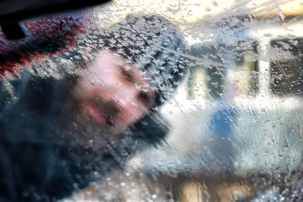 [Video] Kind Samaritan Helps Clean Off Car Window