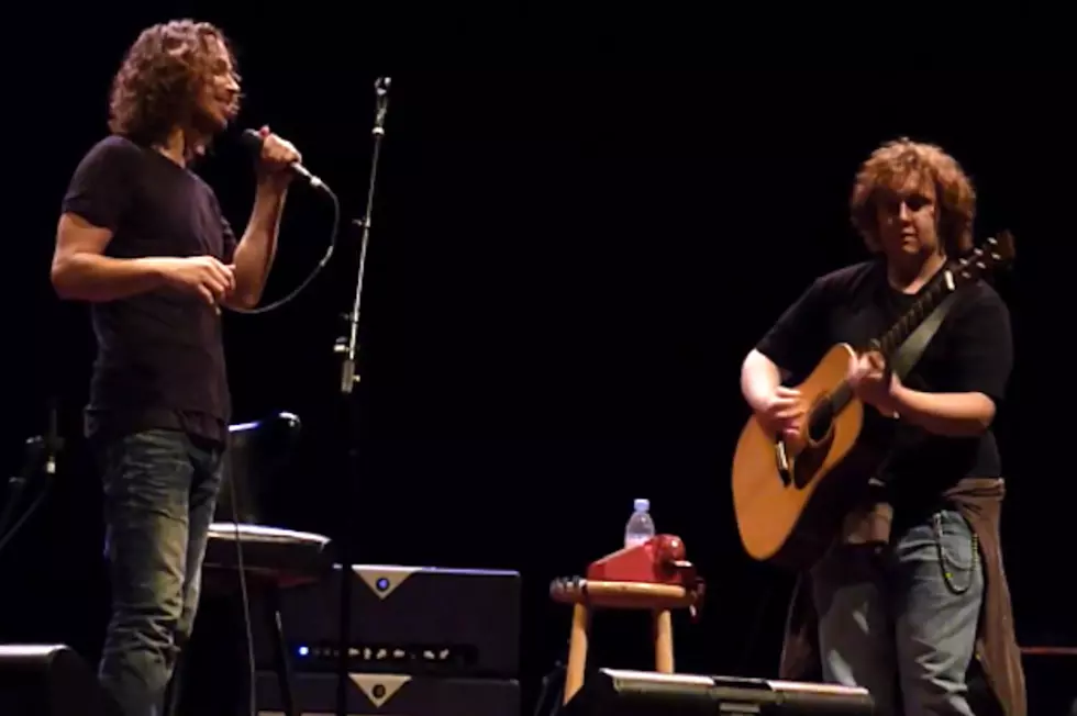 Chris Cornell Performs Acoustic Version of Soundgarden’s ‘Outshined’ With Fan