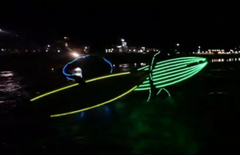 Neon Surfboard Lets You Thrash Waves At Night &#8211; [VIDEO]