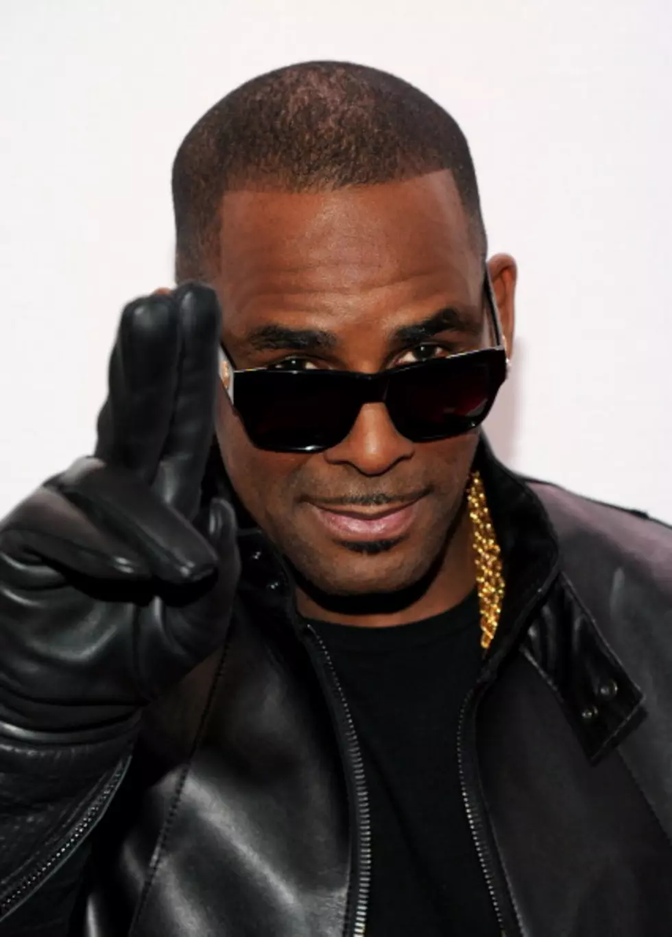Party Goer calls Police on R Kelly and says he has an arrest warrant out