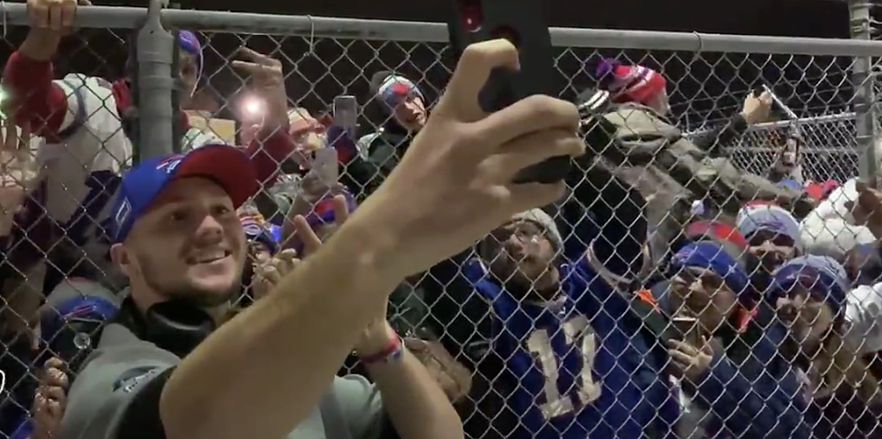 Bills Fans Flood the Airport to Congratulate the Team