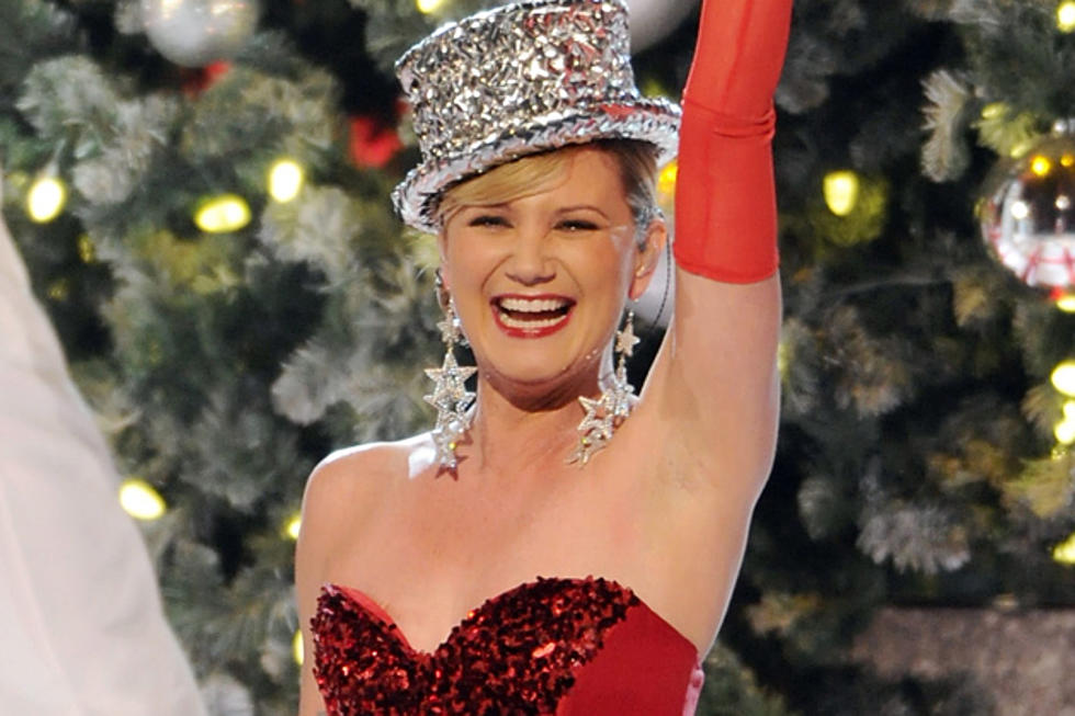 Sugarland’s Jennifer Nettles Opens ‘CMA Country Christmas’ With Glitzy Performance of ‘All I Want for Christmas Is You’