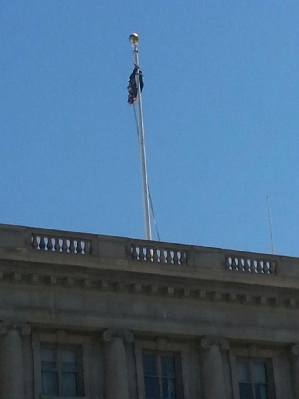Man Rescued from Flagpole at Yakima’s Federal Courthouse Building [VIDEO]