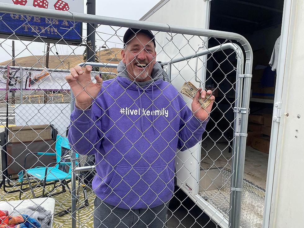 Man Lives in Dog Kennel to Raise Money For Yakima Women’s Shelter