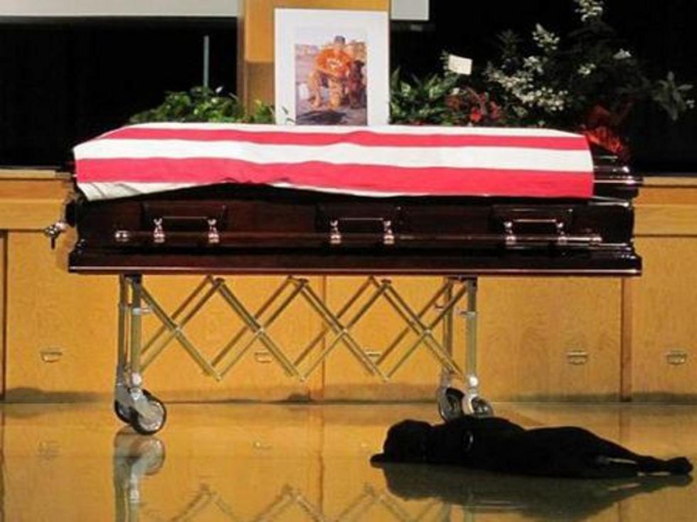Loyal Dog Won’t Leave Casket of Fallen Navy Seal Master in Heartbreaking Pictures