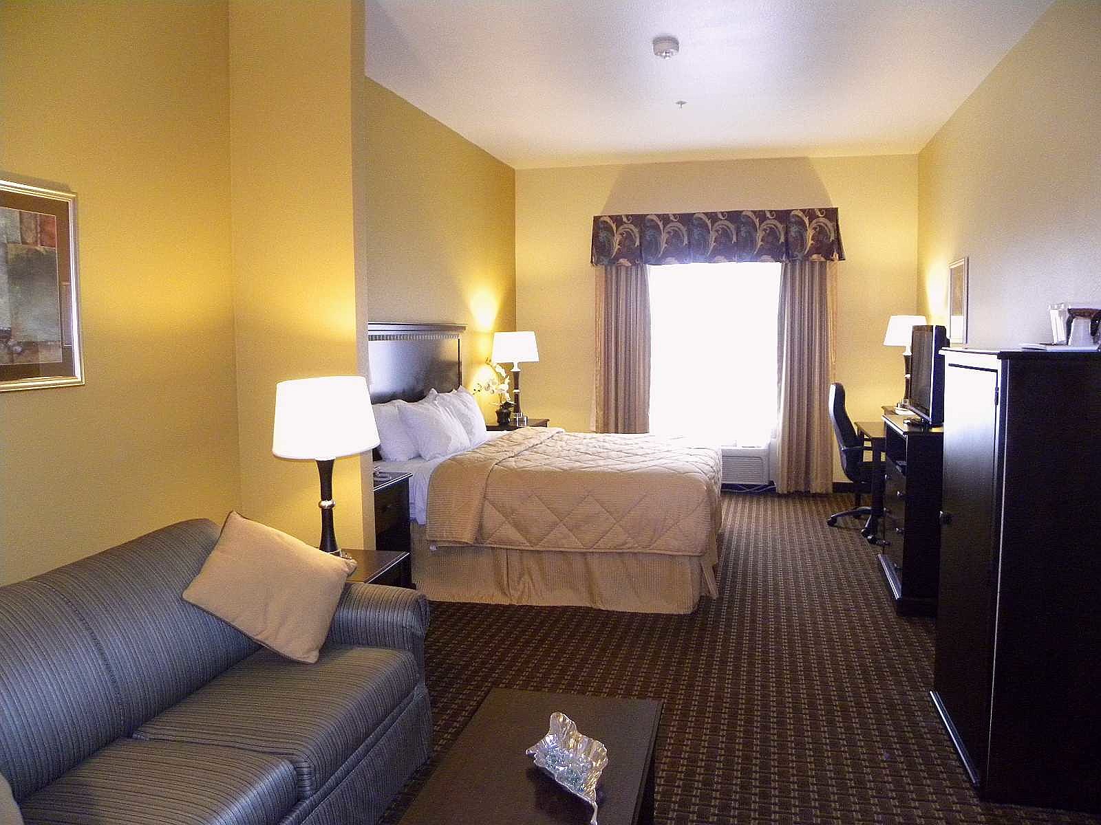 Comfort Inn Suites King size bed room