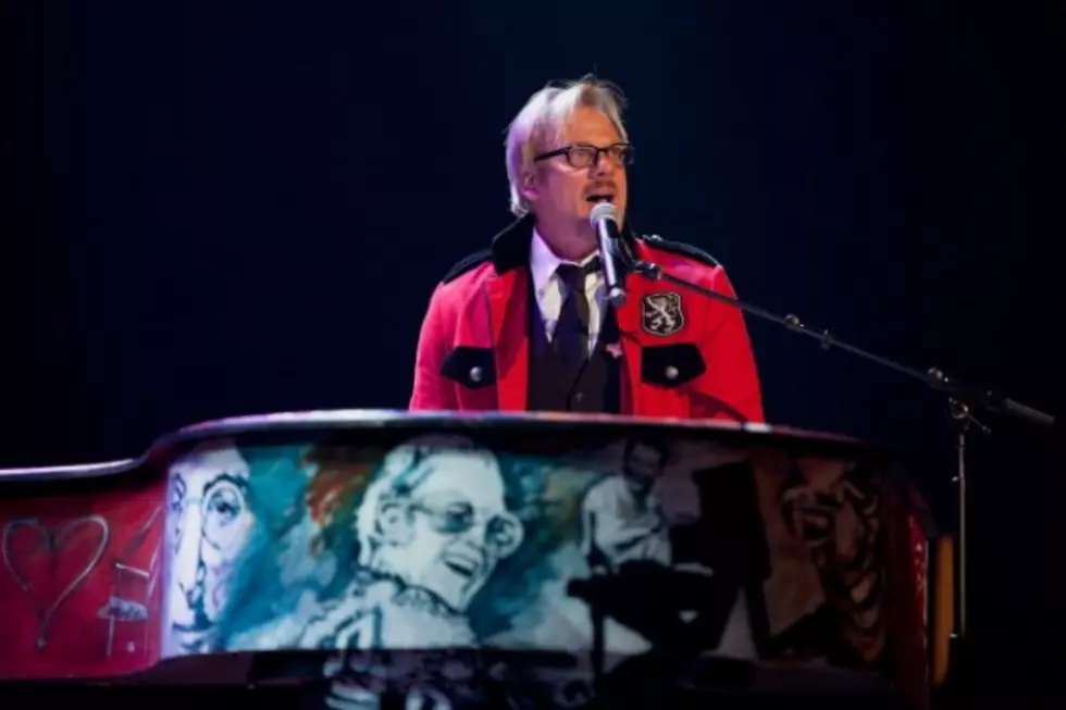 Phil Vassar Offers Up &#8216;Santa&#8217;s Gone Hollywood&#8217; a Fun Christmas Song in Time for the Holidays [AUDIO]