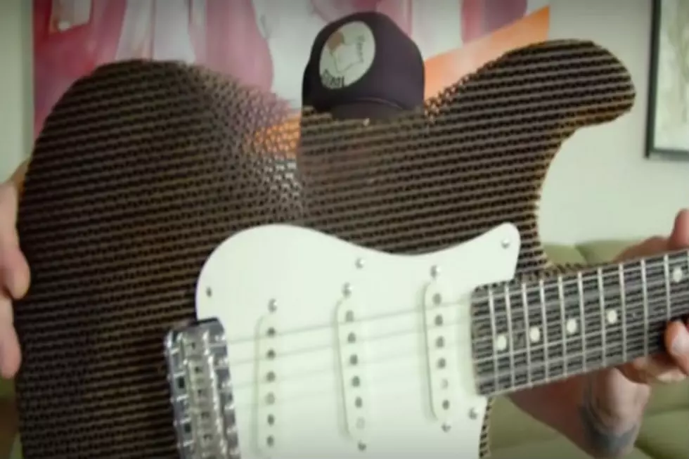 Fender Stratocaster Made of Cardboard [VIDEO]