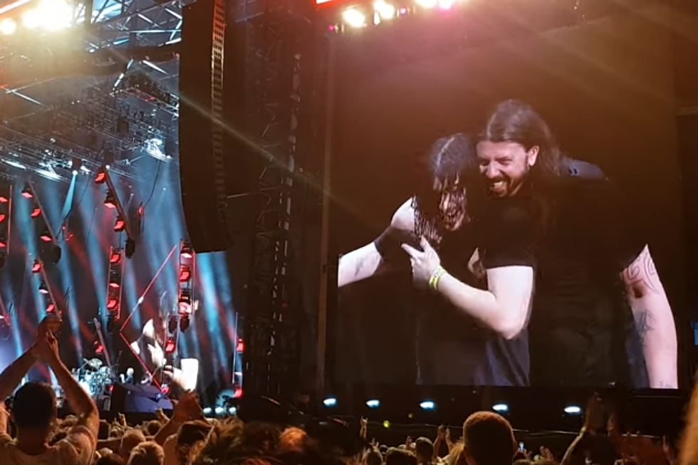 Dave Grohl Gives Fan His Guitar, Lets Him Play On Stage!