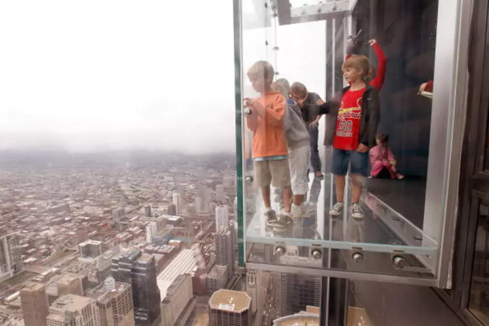 Willis Tower Skydeck’s Ledge Cracks During Tourists Visit