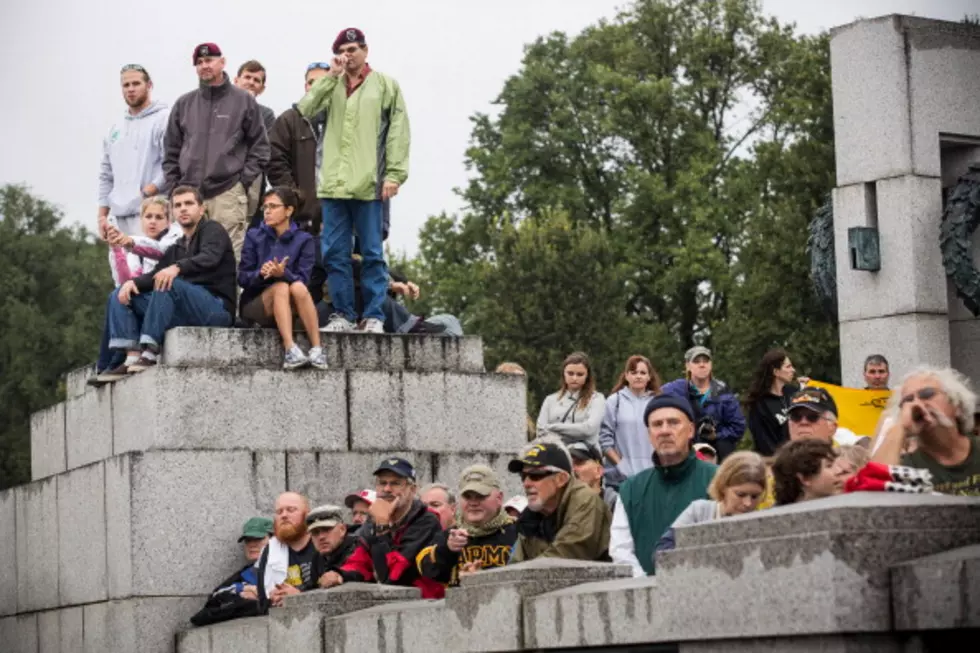 DC Crowd Pushes Through Barriers to WWII Memorial