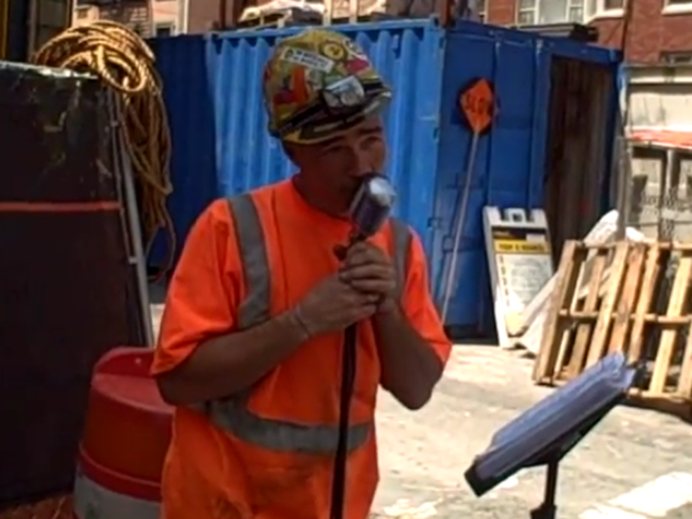 NYC Construction Worker Sings Sinatra on Lunch Break – And He’s Incredible! [VIDEO]