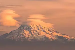 Mt. Rainer Time-Lapse Video Shows a Spectacular Cloud Show [Video]