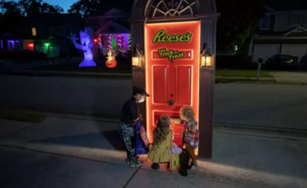 WHA!? Reese’s Has a Traveling Door Dispensing Peanut Butter Cups!!