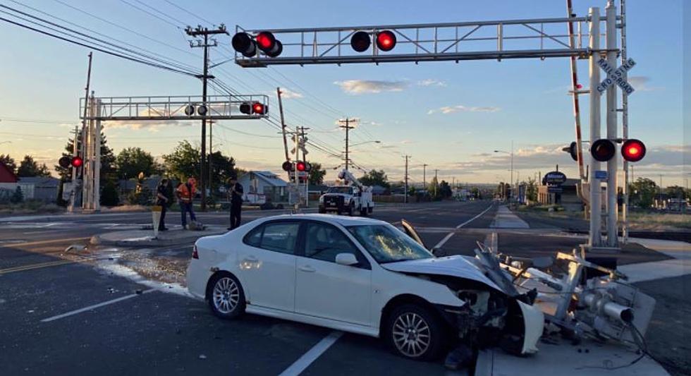 Kennewick Hit and Run Driver Plows Into Railroad Crossing
