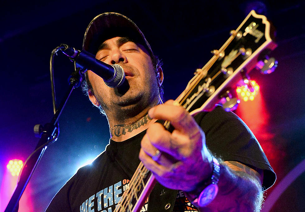 Aaron Lewis Defends Honor of Female Crowd Surfer at Staind Concert