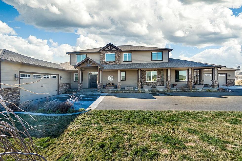 Gorgeous House in the Kennewick Countryside Has 9 Bedrooms and 7 Bathrooms