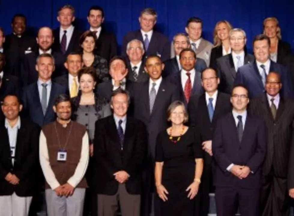 Hilarious White House Photo-Obama &#8216;Covers Up&#8217; Man&#8217;s Face