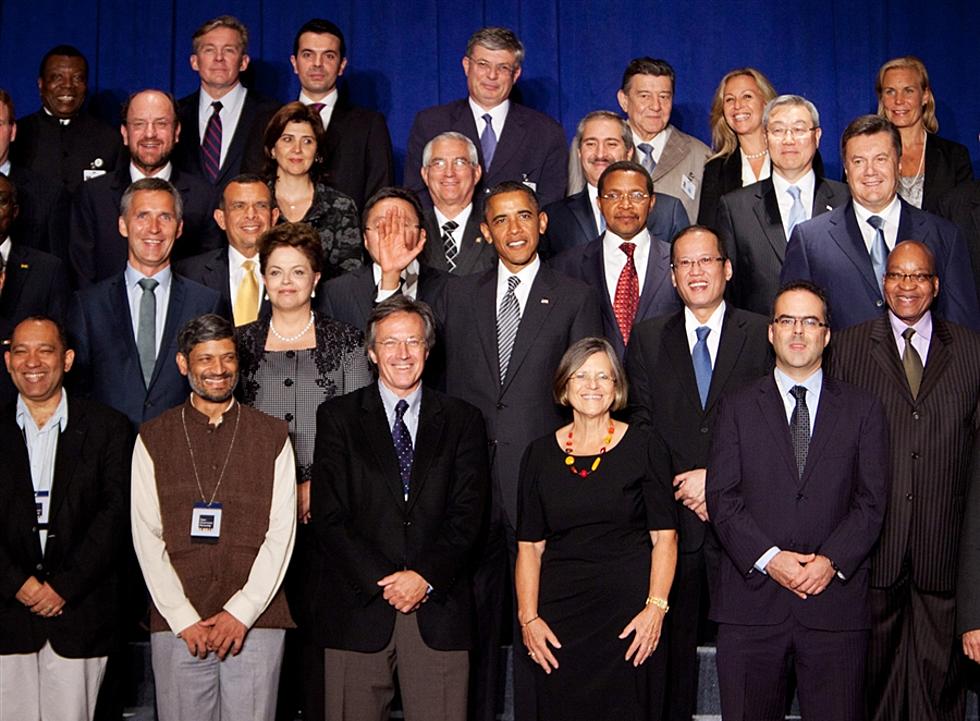 Hilarious White House Photo-Obama ‘Covers Up’ Man’s Face