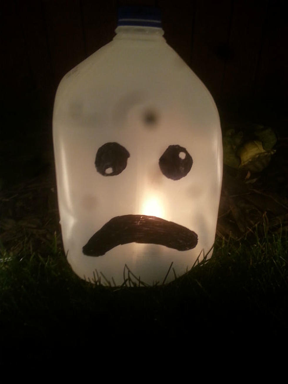 Milk Jug Ghosts Light Up Your Yard for Halloween – Simple to Make! [PHOTOS]