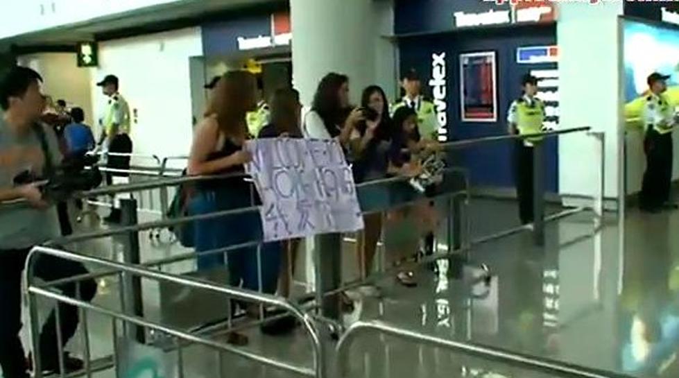 Justin Bieber Arrives To Non-Chaos In Hong Kong