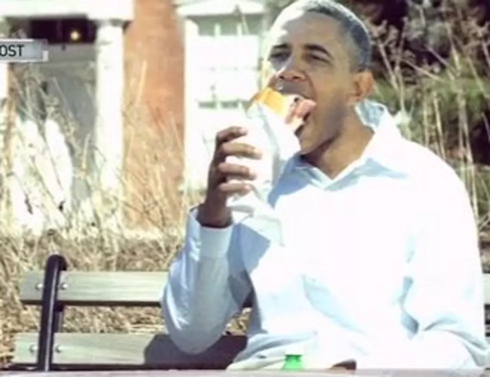 A Fake News Report About Obama Losing Voters Because He Was Photographed Eating Alone on a Park Bench