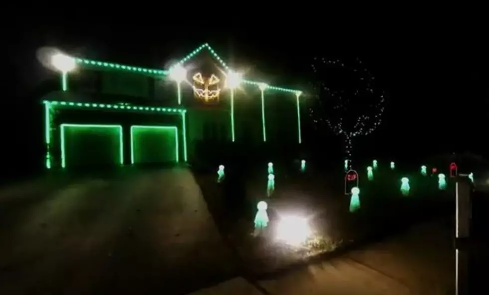 Amazing Musical Halloween Light Display is a Real Treat