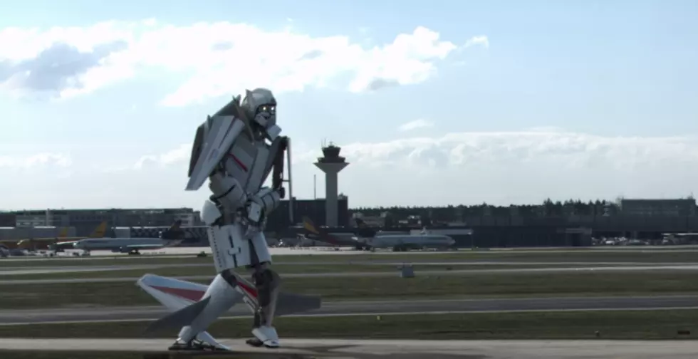 Transforming Jet In Frankfurt Airport Looks Real! [VIDEO]