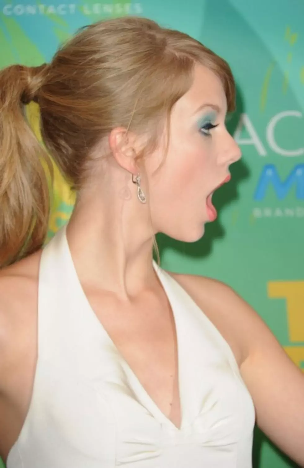 Taylor Swift&#8217;s + Wind Machines = Wardrobe Malfunction! [VIDEO]