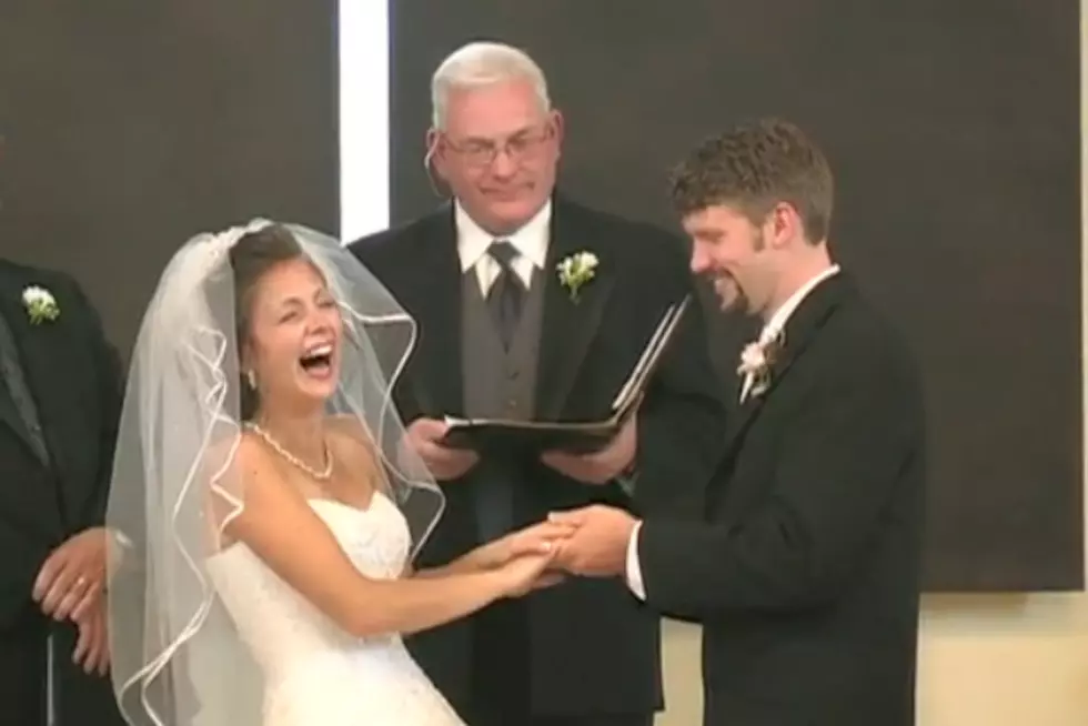 Groom Flubs His Vows, Bride Goes Into Giggling Fit and Can’t Stop [VIDEO]