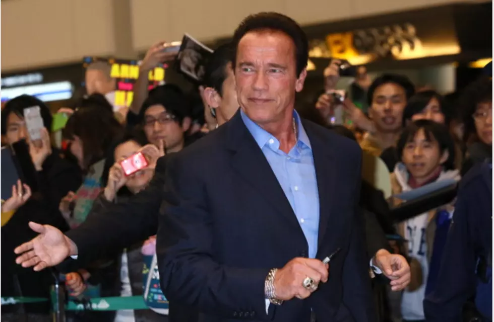 Arnold Works At Gold’s [VIDEO]