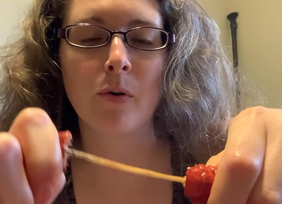 Louisiana Woman Shows How To Remove "Poop String" In Crawfish