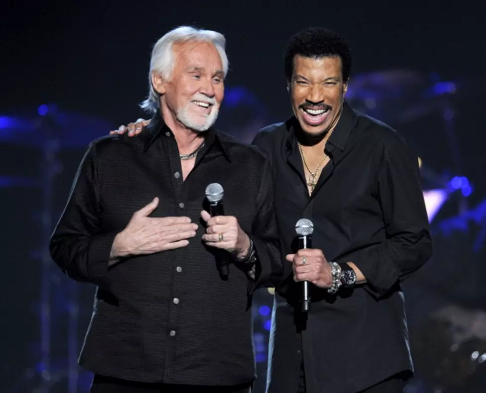 Country Throwback This Week Has Kenny Rogers Tackling Lionel Richie And Making Women Swoon [VIDEO]